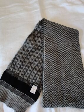 Mexx Unisex Gray and Black Herringbone Knit Scarf